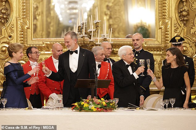 Felipe toasted with the President of the Italian Republic, Sergio Mattarella, during the gala dinner