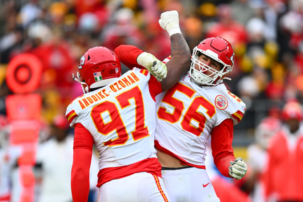 Chiefs clinch AFC's No. 1 seed by riding defense to victory over Steelers