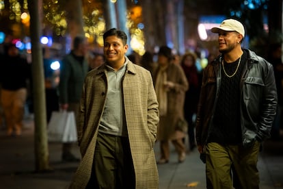 A couple of Peruvian friends stroll through the streets of the Salamanca district this Thursday.