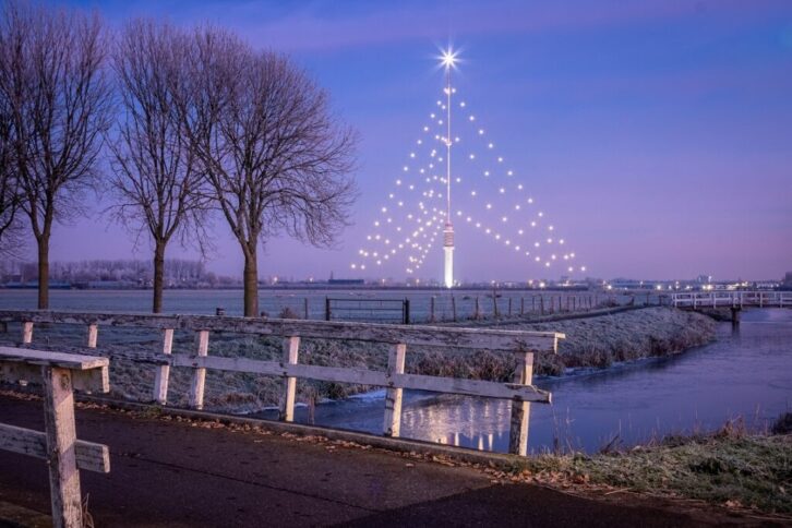 De Grootste Kerstboom is Dutch for "the largest Christmas tree"