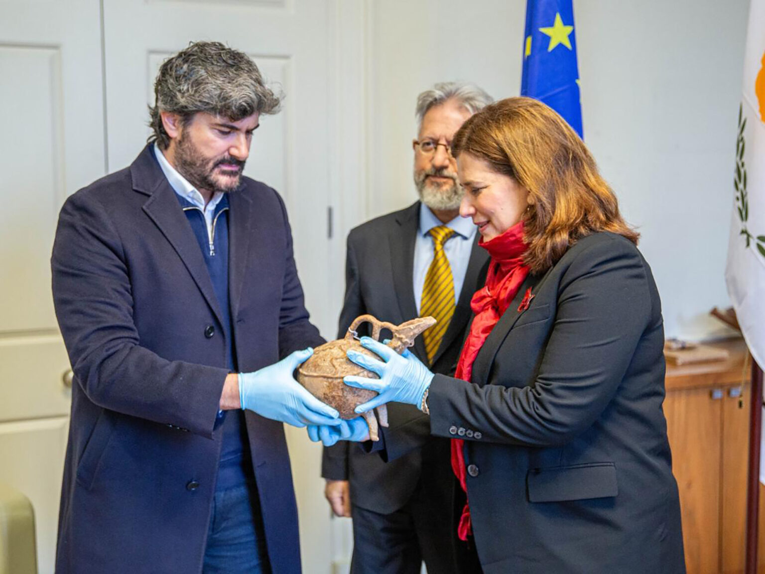 cover Ancient urn in London handed back to Cyprus govt