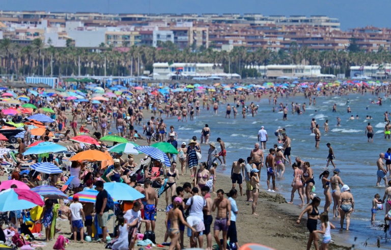 People crowd the beach in Valencia on July 5, 2024 (Jose Jordan)