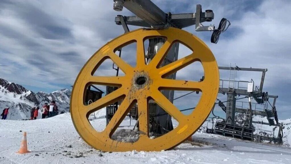 Video. Around 30 people injured in Spain as chairlift collapse at ski resort Video. Around 30 people injured in Spain as chairlift collapse at ski resort