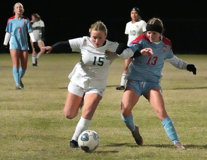 DeLand's Tessa Fabish (15) and Seabreeze's Cora Clayton (13) battle for control during the Five Star Conference quarterfinals, Tuesday, Jan. 7, 2025 at the Ormond Beach Sports Complex.