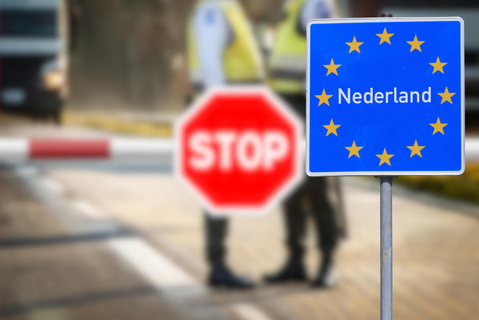 Grenzübergang zu NIederlanden und eine Schranke mit einem Stoppschild als Symbol für die geschlossene Grenze