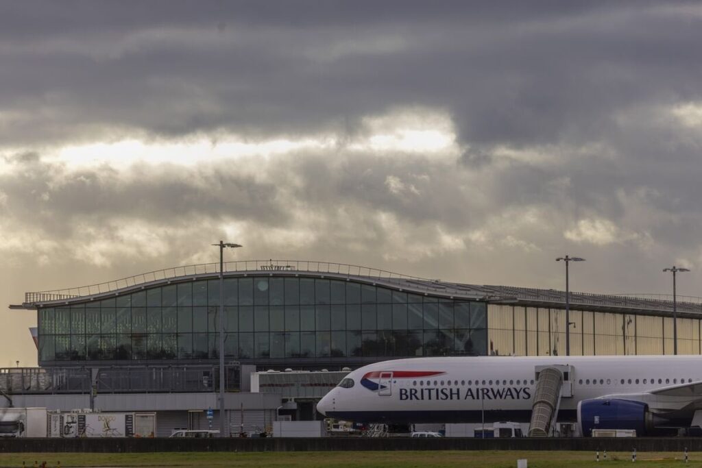 UK Poised to Back Heathrow Airport Expansion in Push for Growth