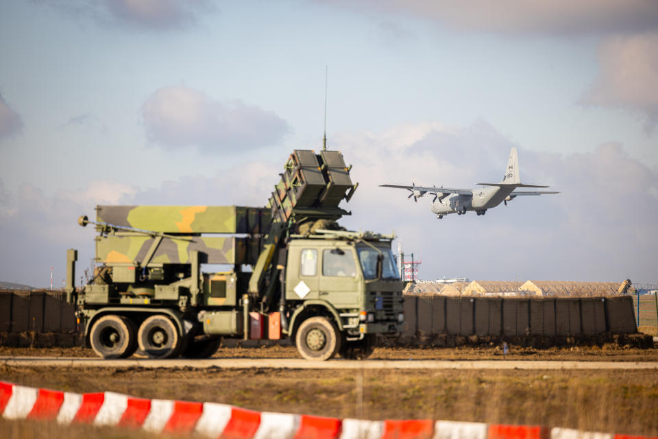 NASAMS launcher, PATRIOT-launcher og et kanadisk C130 ved Rzeszów-Jasionka flyplass i Polen.