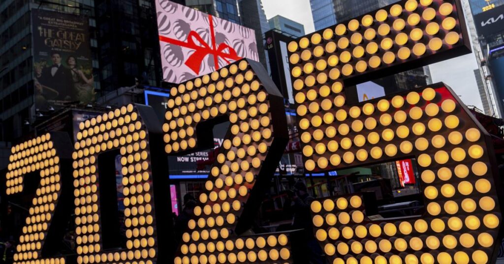 The world welcomes 2025 with light shows, embraces and ice plunges | Entertainment The world welcomes 2025 with light shows, embraces and ice plunges | Entertainment