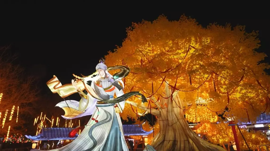 Lantern show illuminates Beijing with traditional, innovative elements