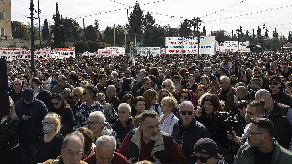 Protesters in Greece demand answers two years after 57 killed in Tempi rail disaster Protesters hold a banner reading 'I Have No Oxygen' at a rally in Athens, 26 January, 2025