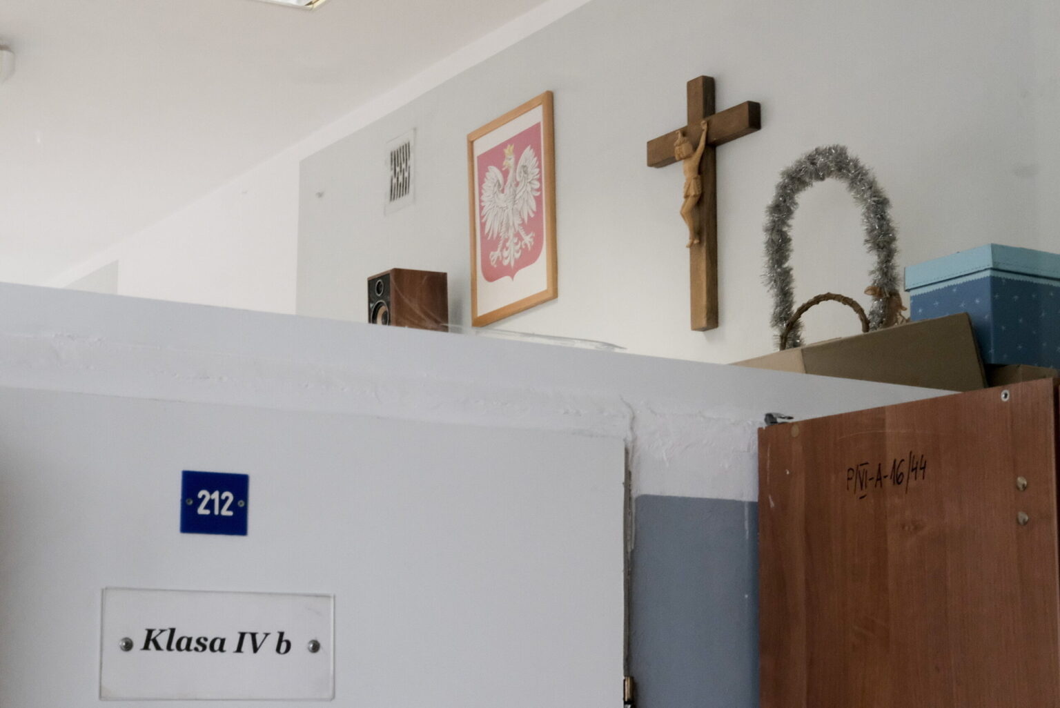 Poland halves number of weekly religion classes in schools