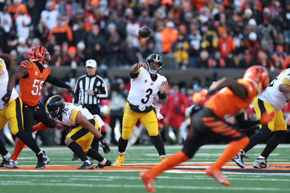 CINCINNATI, OHIO - DECEMBER 01: Russell Wilson #3 of the Pittsburgh Steelers throws a pass against the Cincinnati Bengals during the second quarter at Paycor Stadium on December 01, 2024 in Cincinnati, Ohio. (Photo by Andy Lyons/Getty Images)