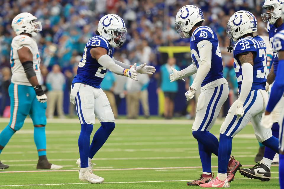 INDIANAPOLIS, INDIANA - OCTOBER 20: Kenny Moore II #23 and Jaylon Jones #40 of the Indianapolis Colts react after a second quarter stop against the Miami Dolphins at Lucas Oil Stadium on October 20, 2024 in Indianapolis, Indiana. (Photo by Justin Casterline/Getty Images)