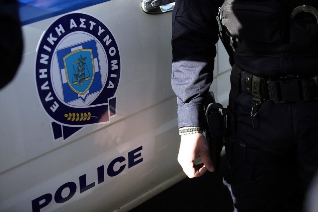 Veria: A policeman swerved and left on foot - He was identified by video