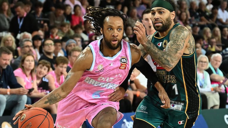 New Zealand Breakers Parker Jackson-Cartwright gets past Tasmania JackJumpers Jordon Crawford during the NBL.
