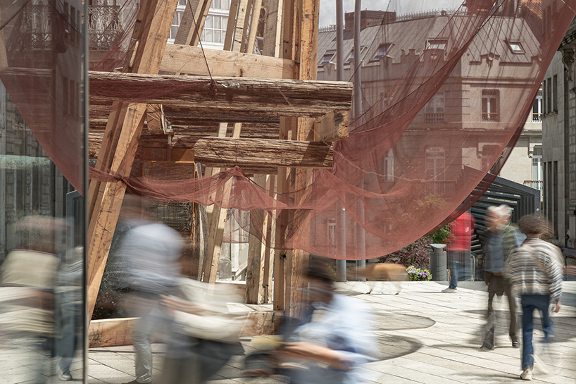 +cruz.atelier reclaims fishing nets and mussel platform wood for circular pavilion in spain