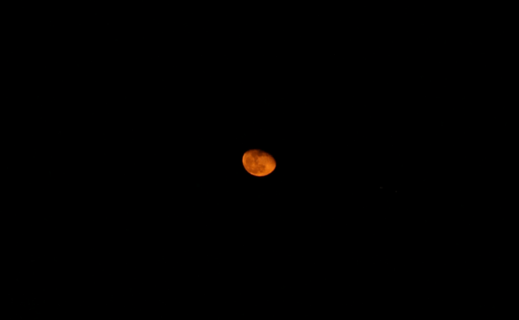 The moon today in the same phase minutes apart 🌖