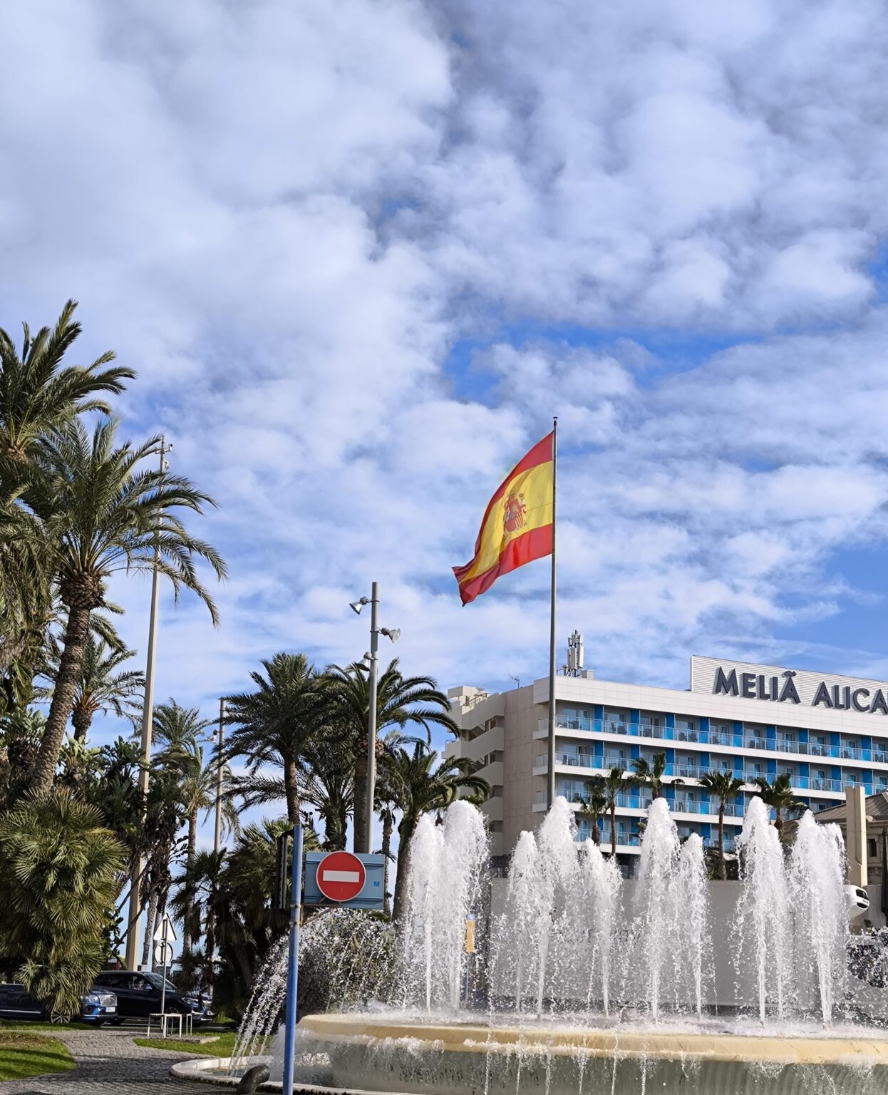 Palm trees, fountain & national flag, Alicante
