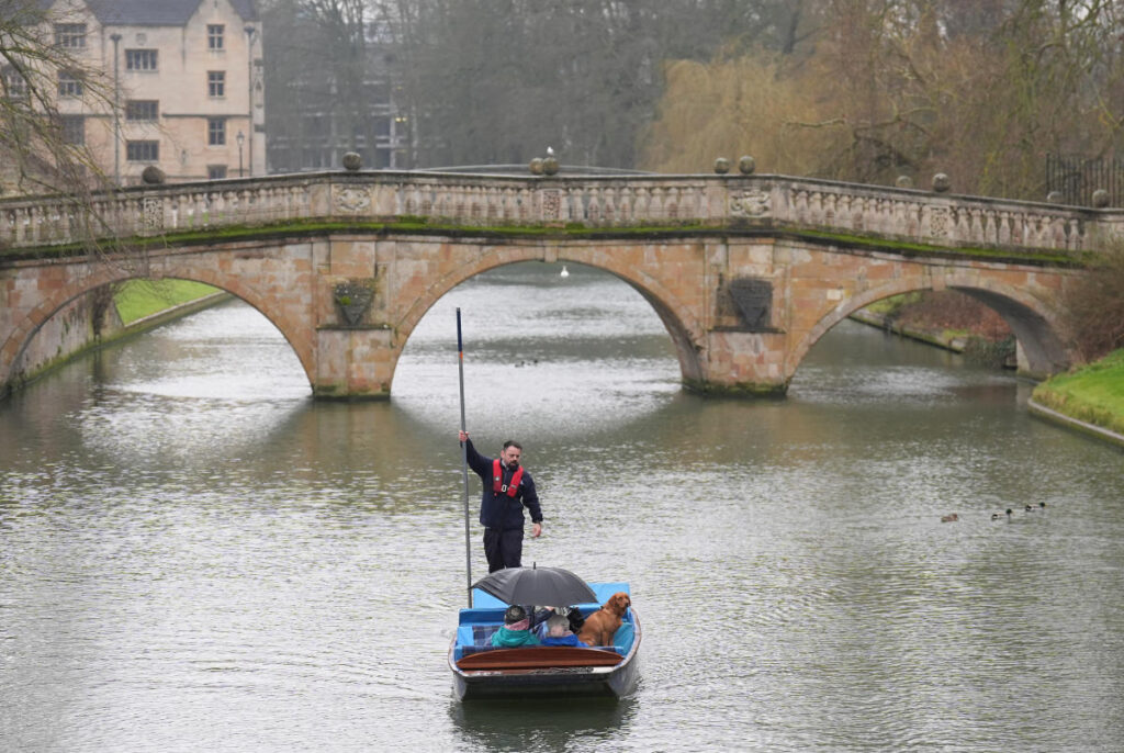UK to be warmer than Greece despite wind and rain warnings