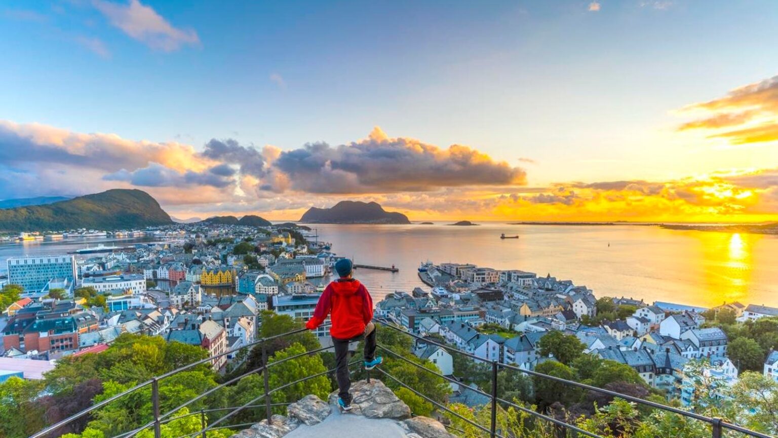 Norway Bans Tourist Buses From Iconic Fjellstua Viewpoint