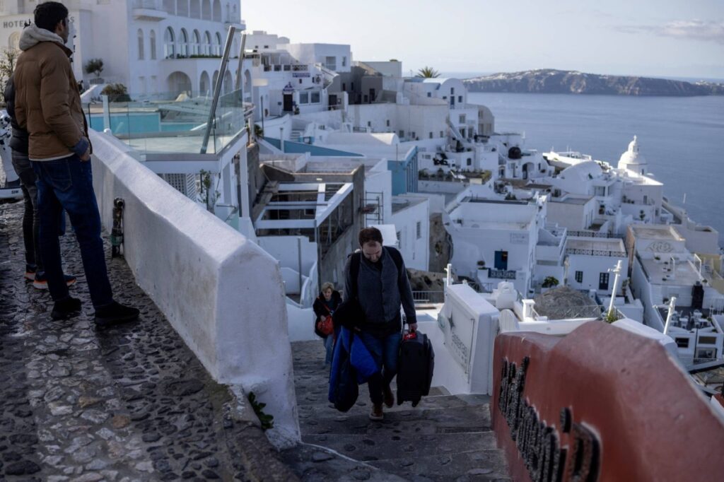 Thousands leave as fresh tremors shake Greece’s Santorini Thousands leave as fresh tremors shake Greece's Santorini