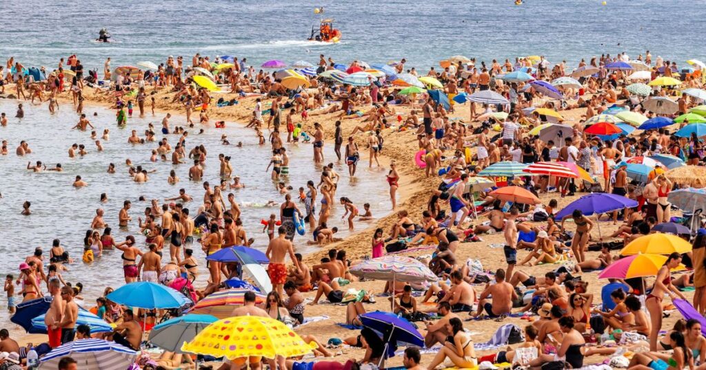 Spain tourists could be fined as much as £500 as Brits warned of strict rules | World | News Spain tourists could be fined as much as £500 as Brits warned of strict rules | World | News