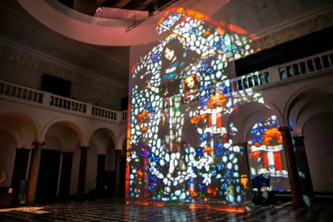 Ian Georgeson Image of woman and girl projected in an art gallery setting.
