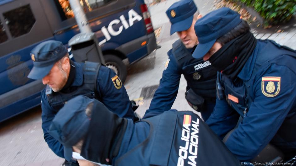 Spain busts South American sex-trafficking pipeline – DW – 02/23/2025