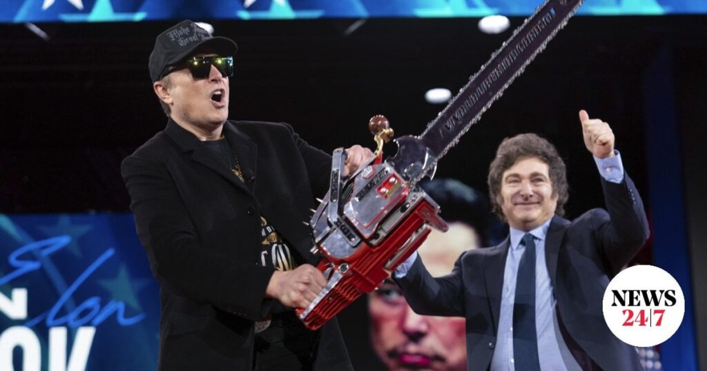Elon Musk: appeared with a chainsaw to "cut" the bureaucracy - VIDEO