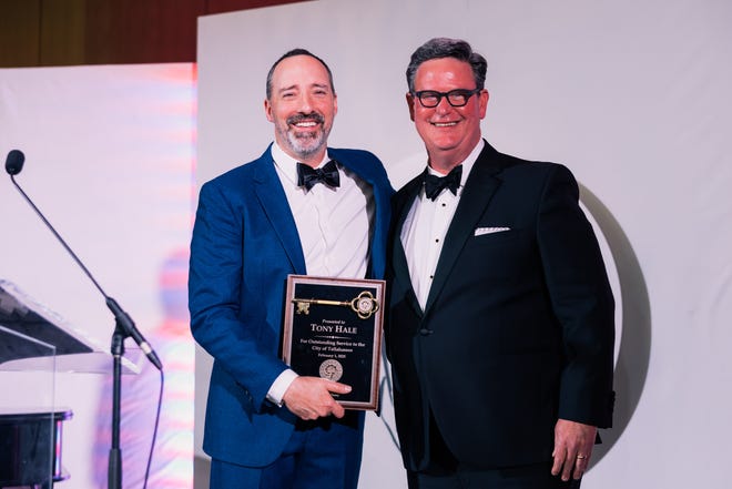 Hosted by Tony Hale, Young Actors Theatre alum and three-time Emmy Award winner, the 50th anniversary gala convened over 550 community members on Feb. 1, 2025. Hale received the key to the city from Tallahassee Mayor John Dailey.