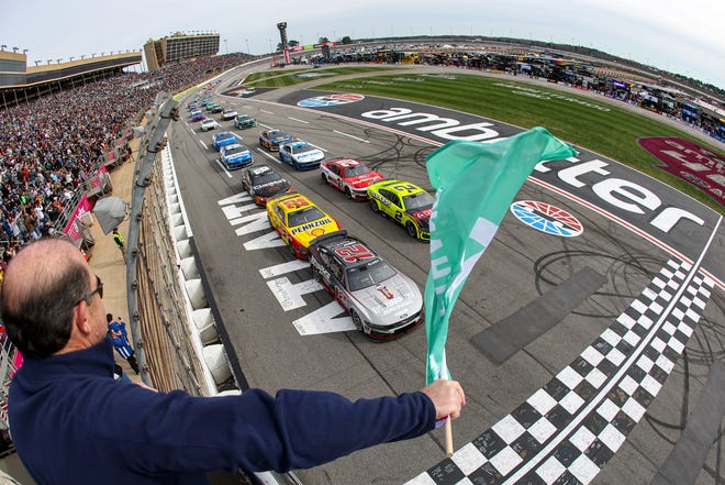 HAMPTON, GEORGIA - FEBRUARY 23: Ryan Blaney, driver of the #12 BodyArmor Zero Sugar Ford, leads the field to the green flag to start the NASCAR Cup Series Ambetter Health 400 at Atlanta Motor Speedway on February 23, 2025 in Hampton, Georgia. (Photo by Chris Graythen/Getty Images)