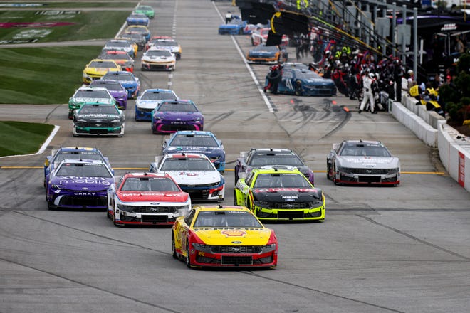 HAMPTON, GEORGIA - FEBRUARY 23: Joey Logano, driver of the #22 Shell Pennzoil Ford, Josh Berry, driver of the #21 Motorcraft/Quick Lane Ford, and Austin Cindric, driver of the #2 Menards/Delta Ford, exit pit road during the NASCAR Cup Series Ambetter Health 400 at Atlanta Motor Speedway on February 23, 2025 in Hampton, Georgia. (Photo by Chris Graythen/Getty Images)
