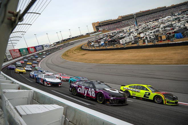 HAMPTON, GEORGIA - FEBRUARY 23: Alex Bowman, driver of the #48 Ally Chevrolet, Austin Cindric, driver of the #2 Menards/Delta Ford, and William Byron, driver of the #24 Liberty University Chevrolet, race during the NASCAR Cup Series Ambetter Health 400 at Atlanta Motor Speedway on February 23, 2025 in Hampton, Georgia. (Photo by Chris Graythen/Getty Images)