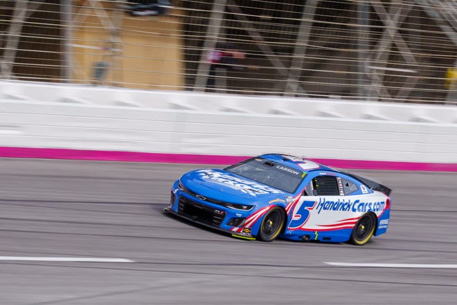 Feb 23, 2025; Hampton, Georgia, USA; Kyle Larson (5) come down the stretch out of turn four at Atlanta Motor Speedway. Mandatory Credit: Jason Allen-Imagn Images