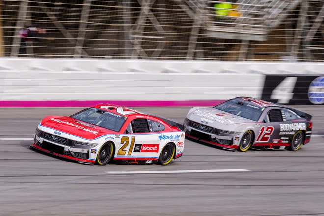 Feb 23, 2025; Hampton, Georgia, USA; Josh Berry (21) and Ryan Blaney (12) come through turn four at Atlanta Motor Speedway. Mandatory Credit: Jason Allen-Imagn Images