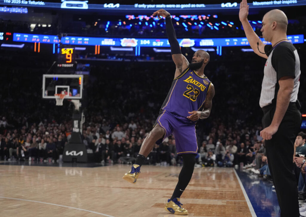 LeBron triple-double leads Lakers over Knicks 128-112