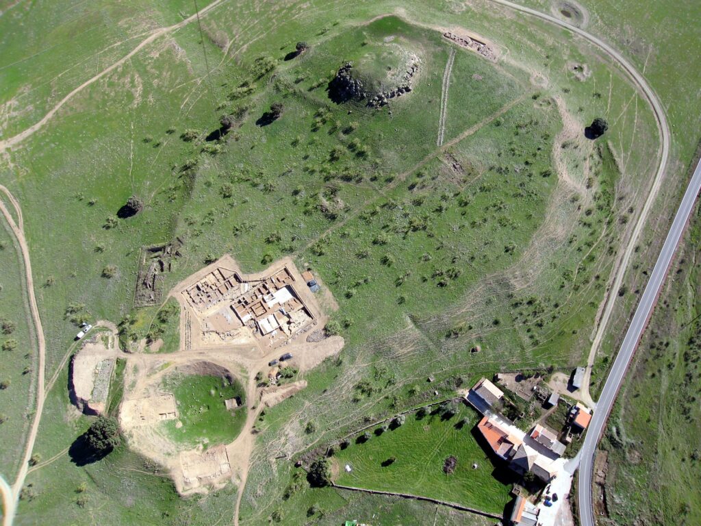 Aerial view of the archaeological site of La Bienvenida-Sisapo, with the Tartessian sanctuary near the castle mound of La Bienvenida. Credit: Mar Zarzalejos Prieto, Germán Esteban Borrajo / Consejería de Educación, Cultura y Deportes de Castilla-La Mancha