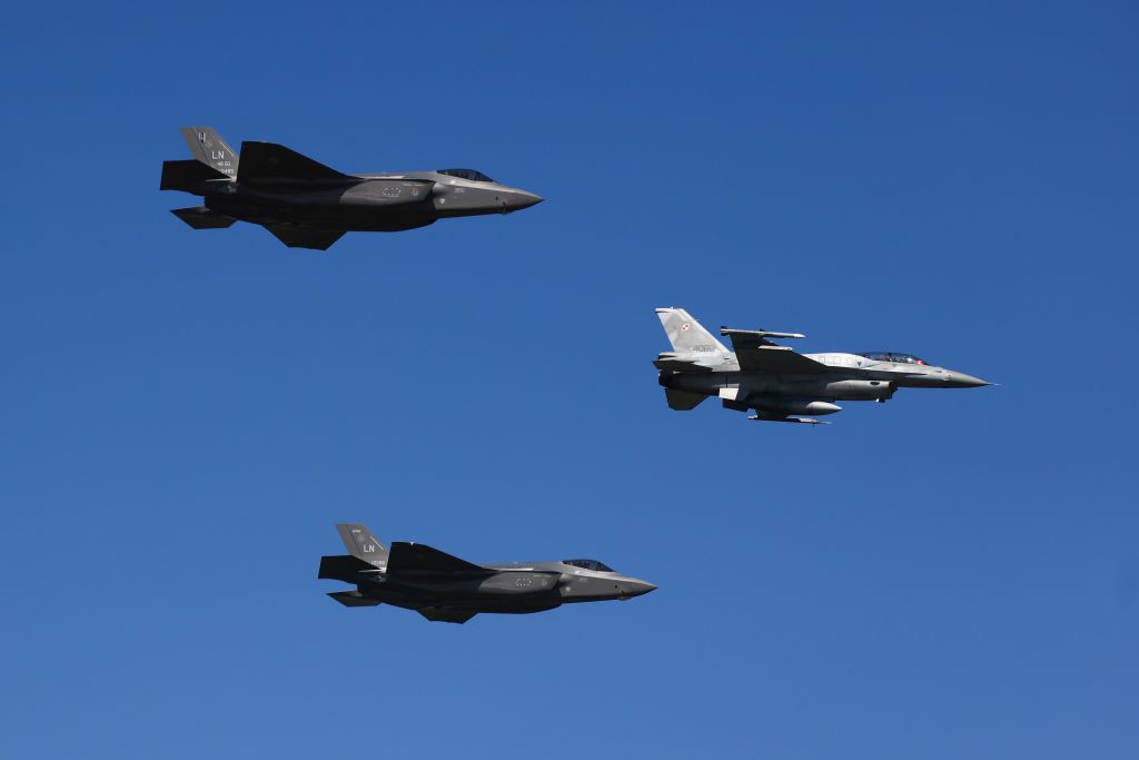 Romania scrambles jets, Poland closes airport over Russian drone alerts Ukraine expects further F-16 deliveries from the Netherlands, Zelensky says