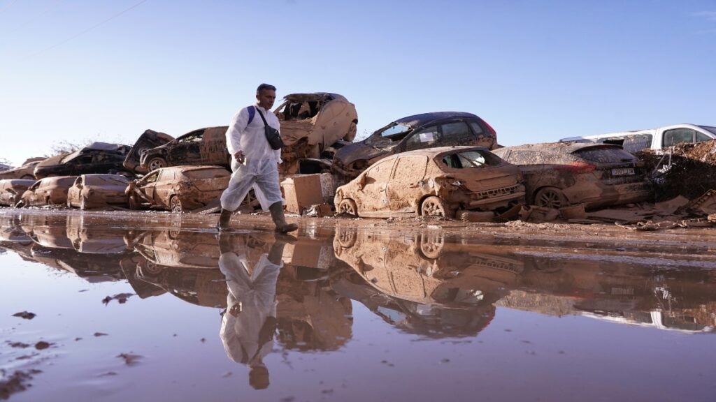 Spain offers one-year residency, work permits to 25,000 foreigners hit by Valencia floods – Firstpost Spain offers one-year residency, work permits to 25,000 foreigners hit by Valencia floods – Firstpost