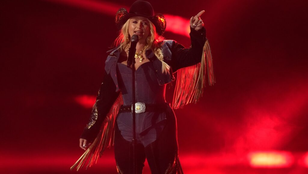 Country music star addresses negative social media comments Mostly Sunny