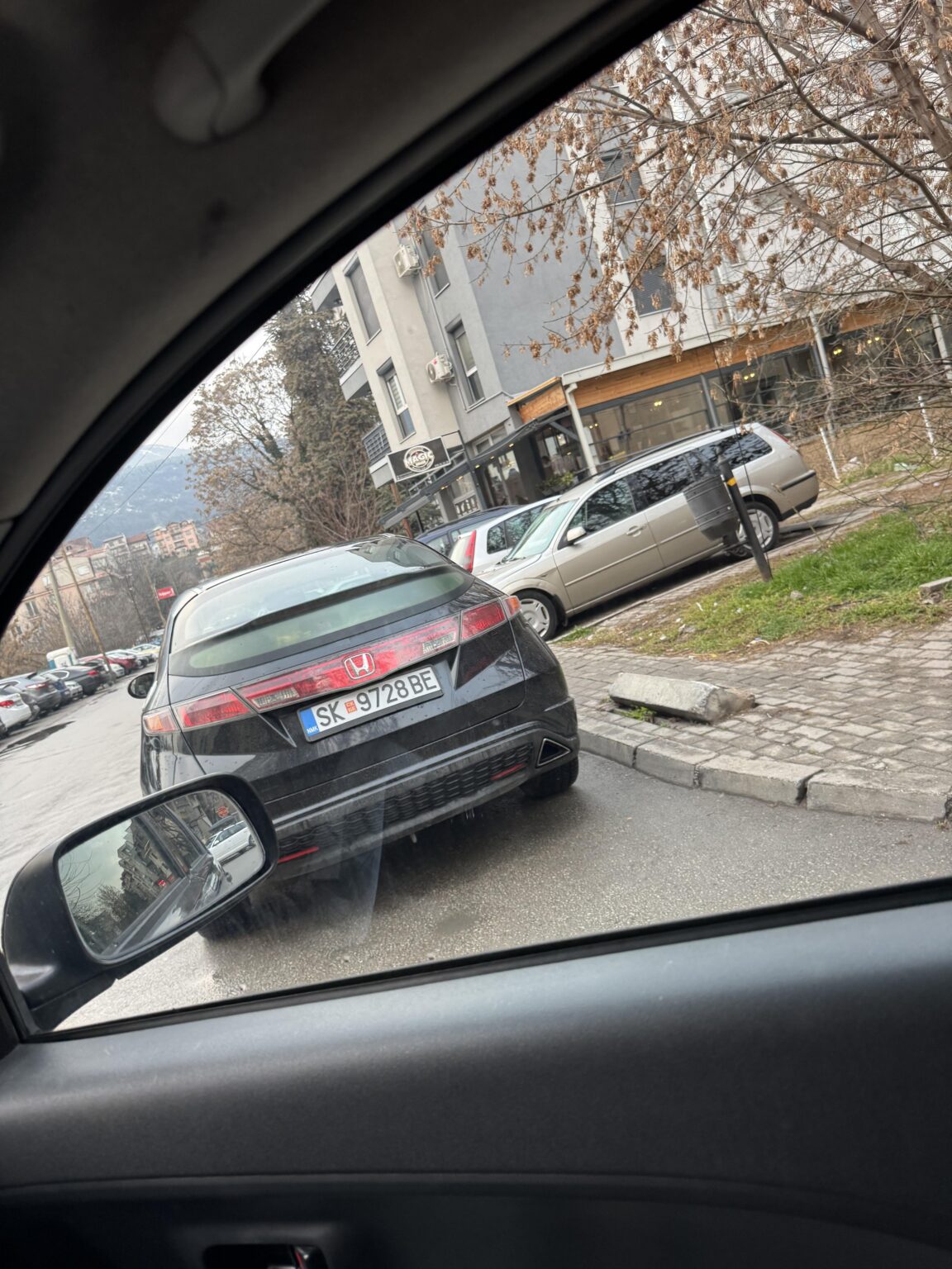 What is this stupid trend? To park in the middle of the intersection when the spinner of the right ni is fatena line!