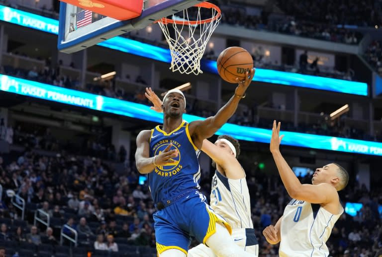 Golden State's Jimmy Butler flies to the basket in the Warriors' NBA victory over the Dallas Mavericks (Thearon W. Henderson)