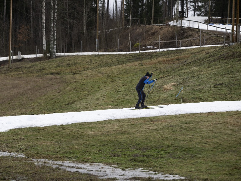 A person cross-country skiing in the largely snowless Hakunila Sports Park in Vantaa, Southern Finland, on 31 January 2025.