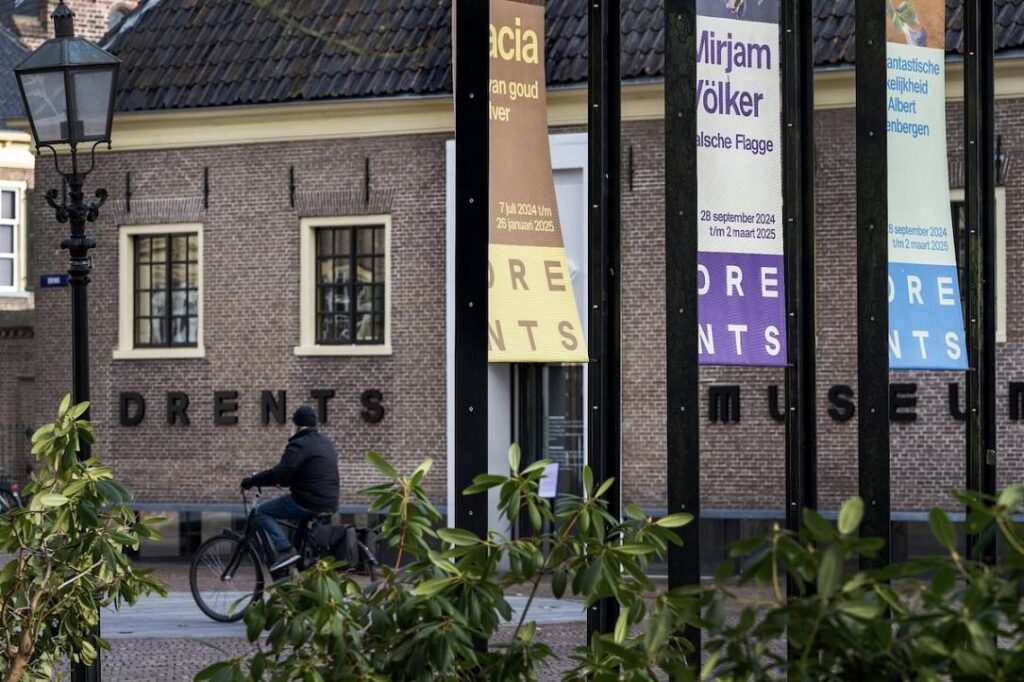 Romanian man sneaked into Drents museum days before Dacian treasure theft, Dutch press says Dutch police release photos of two suspects in theft of Romanian gold artifacts from Drents Museum