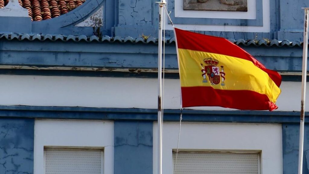 Spain to Grant 1-Year Residence & Work Permits to 25,000 Migrants Affected by Storm Spain to Grant 1-Year Residence & Work Permits to 25,000 Migrants Affected by Storm