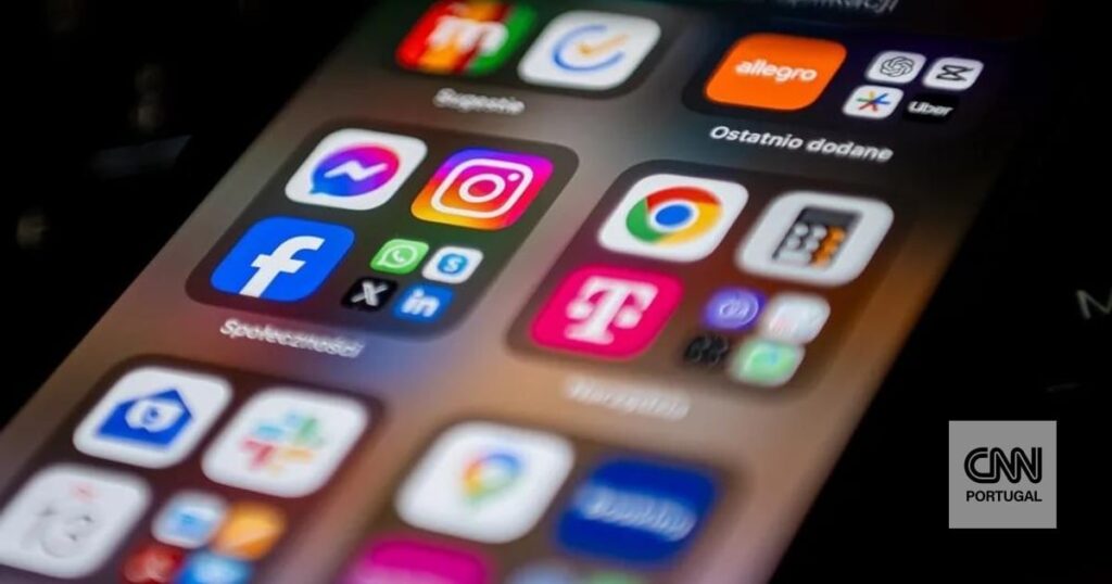 "Portubots". Network of thousands of fake profiles in Portuguese are spreading Russian and Chinese misinformation