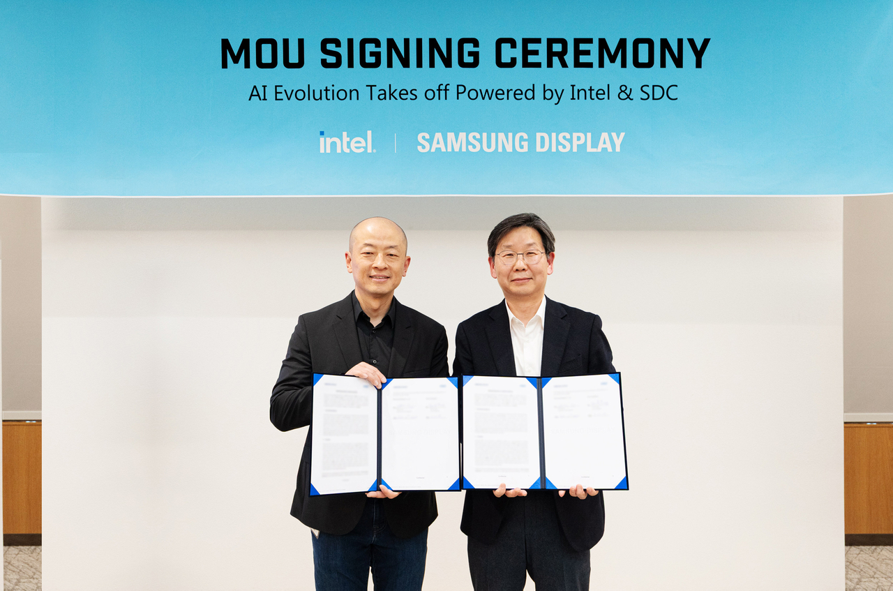David Feng (left), vice president of the Client Computing Group at Intel, and Lee Ho-jung, executive vice president at Samsung Display, pose for a photo during a signing ceremony at the Giheung Campus of Samsung Display Research on Friday. (Samsung Display)