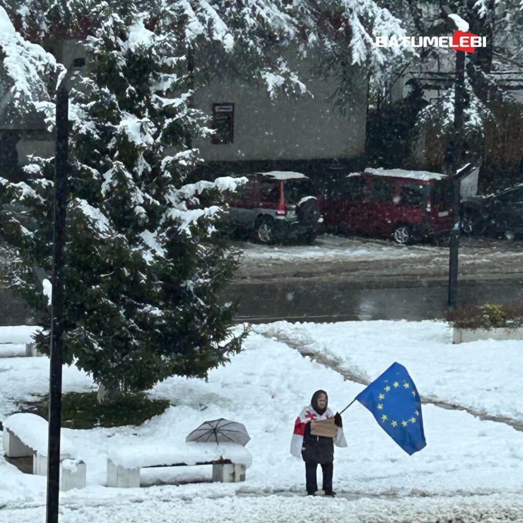 This is Mzia Gabeshia, a 74-year-old solo protester at Martvili City Hall who is there every day regardless of weather conditions. She says she is fighting for political prisoners, for justice, and for accountability. 📷 Salome Kinkladze