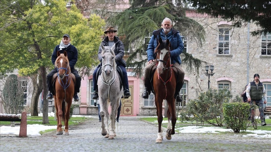 Pilgrims on horseback from Spain reach Istanbul after 3.5-month journey Pilgrims on horseback from Spain reach Istanbul after 3.5-month journey