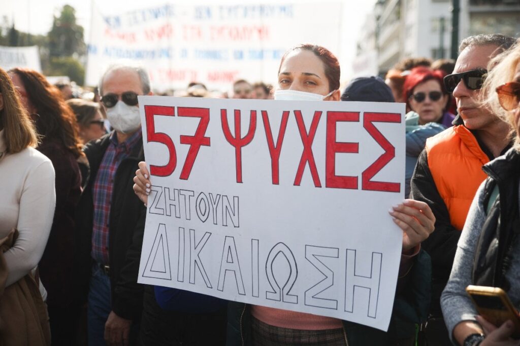 Poll: Fall for ND and PASOK - 6 in 10 on the streets for Tempi